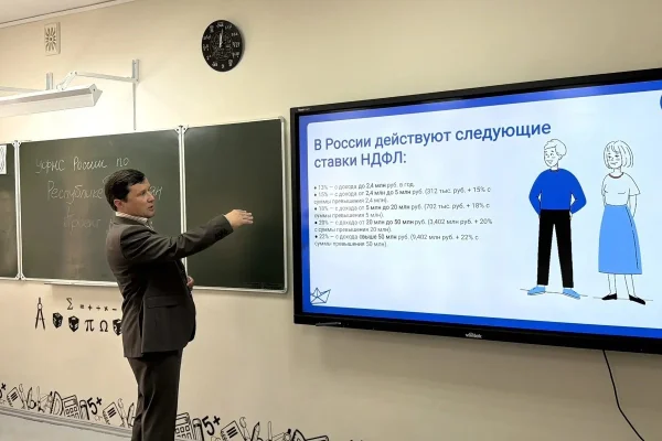 Главный налоговик Дагестана провел урок «юНГа» для старшеклассников махачкалинского лицея