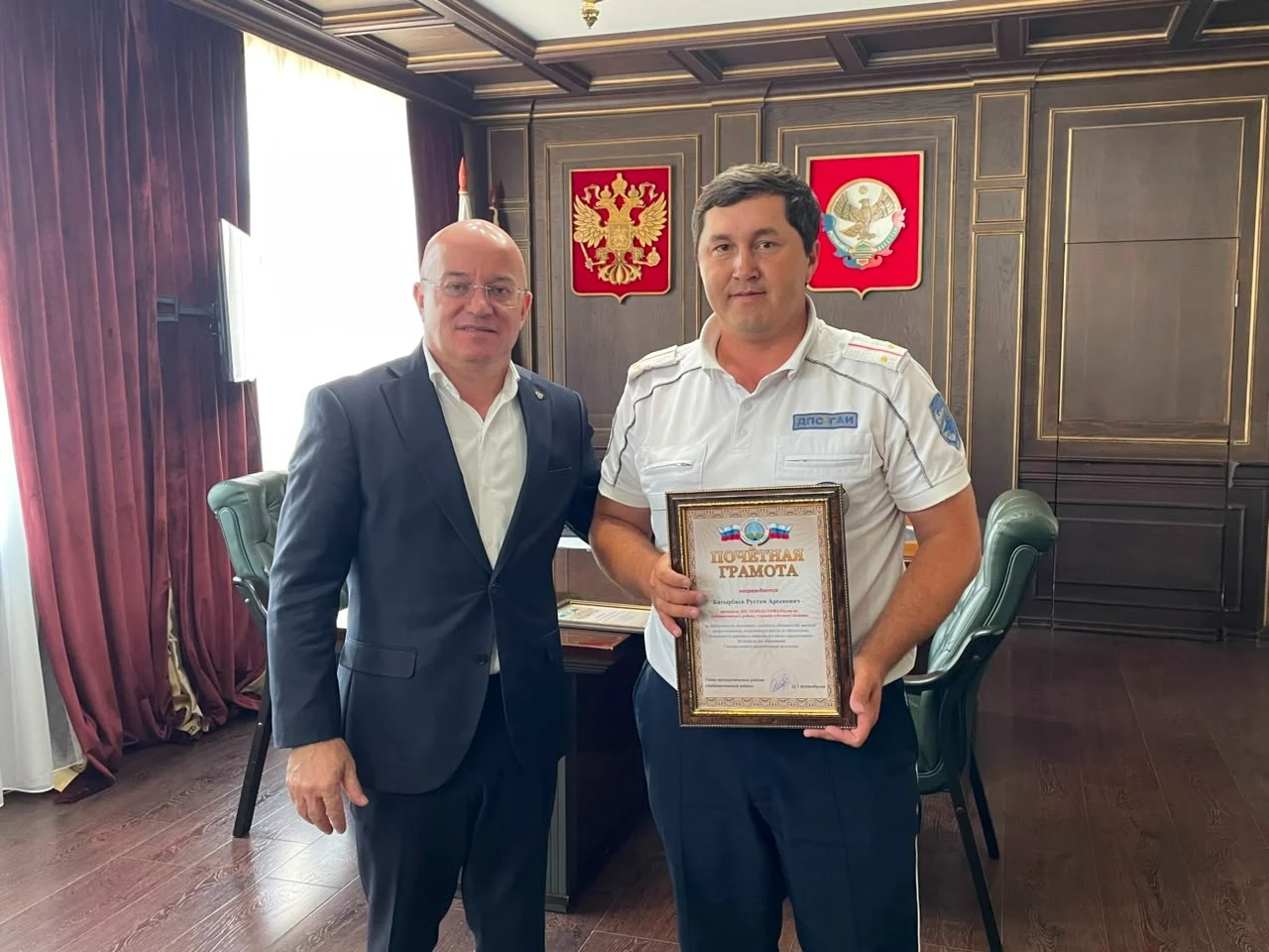 Глава Бабаюртовского района поздравил сотрудников и ветеранов Госавтоинспекции с профессиональным праздником