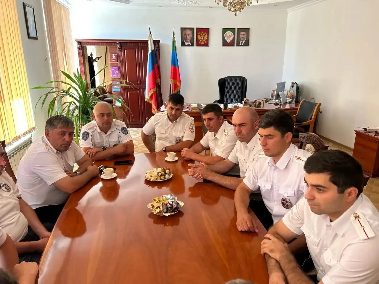 Власти Тарумовского района поздравили сотрудников ГИБДД с профессиональным праздником