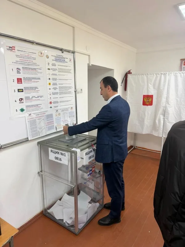 В селе Хвередж Курахского района депутат Девлетхан Алиев исполнил гражданский долг в первый день голосования