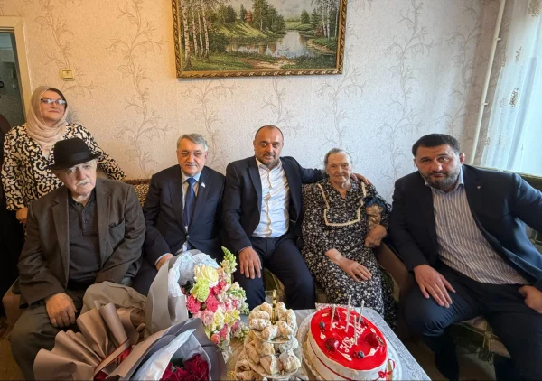 В Буйнакске городские власти поздравили блокадницу Ленинграда с 95-летием