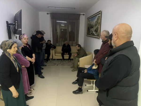 Руководство Дахадаевского района встретилось с пострадавшими в результате оползня в селе Уркарах