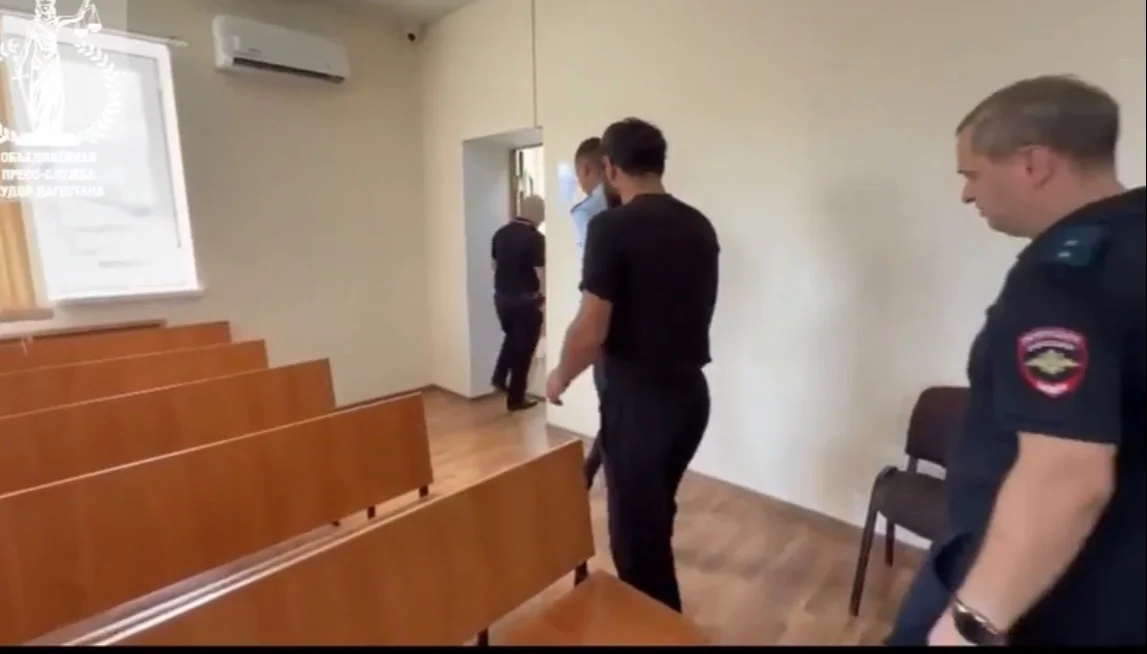 В Дербенте осуждены четверо мужчин за разбой и вымогательство с применением оружия