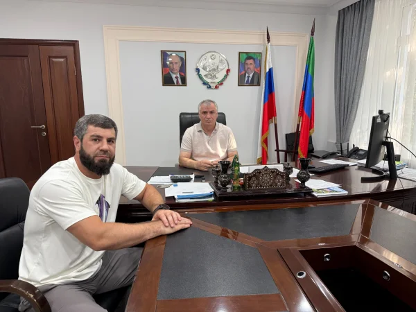 Глава Тляратинского района Мурад Рамазанов встретился с участником СВО Шамилем Давудовым