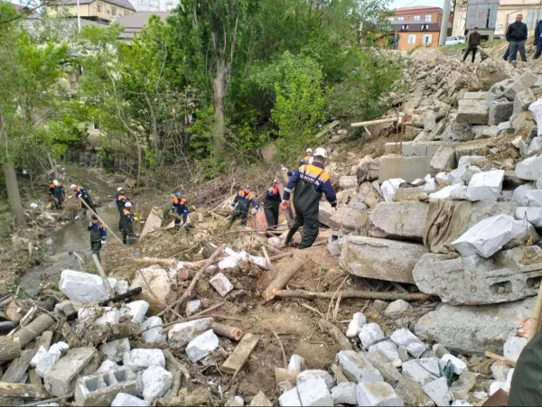 В Махачкале вторые сутки расчищают русло Тарнаирки от завалов и мусора