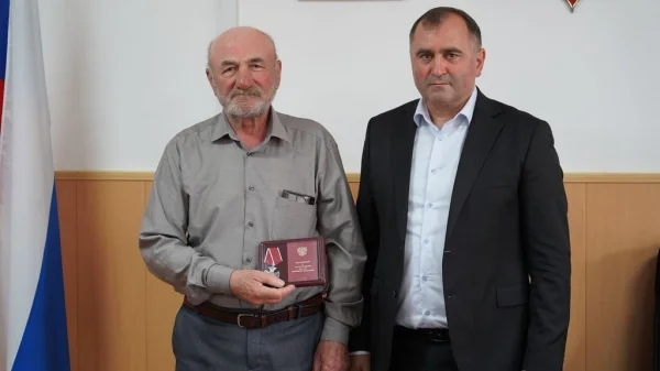Отцу погибшего участника СВО из Хивского района вручили орден Мужества