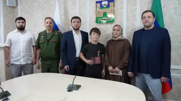 Глава Хасавюрта передал медаль Суворова семье погибшего участника СВО Саида Абдурашидова