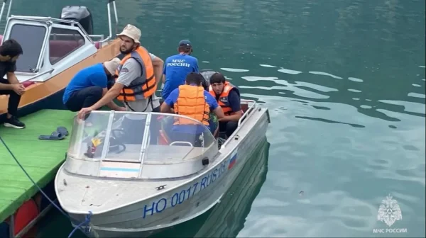 В Дагестане на Ирганайском водохранилище водолазы МЧС ищут утонувшего юношу