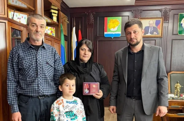 Власти Магарамкентского района вручили госнаграду семье погибшего участника СВО