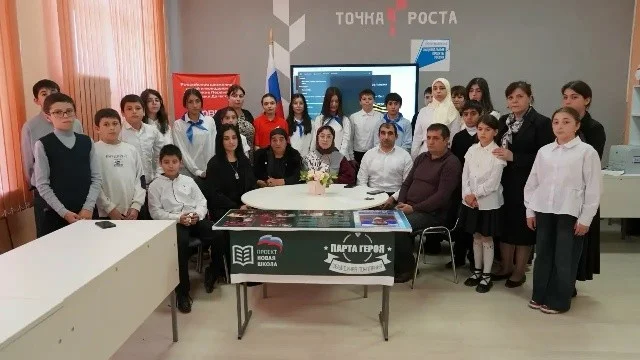 В Хивском районе открыли «Парту героя» в память об участнике СВО Роберте Гюлечеве