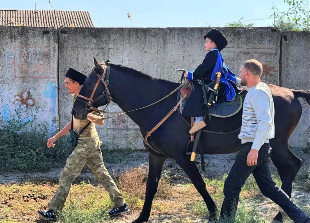 В Дагестане юные казачата прошли старинный обряд «Посажение на коня»