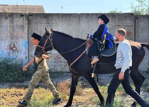 В Дагестане юные казачата прошли старинный обряд «Посажение на коня»