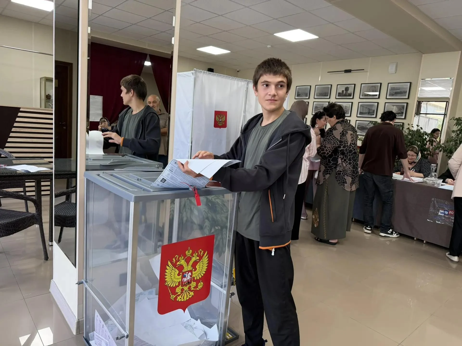 Молодежь и педагоги Кизилюрта пришли на избирательные участки в рамках выборов депутатов Госдумы и Народного собрания РД