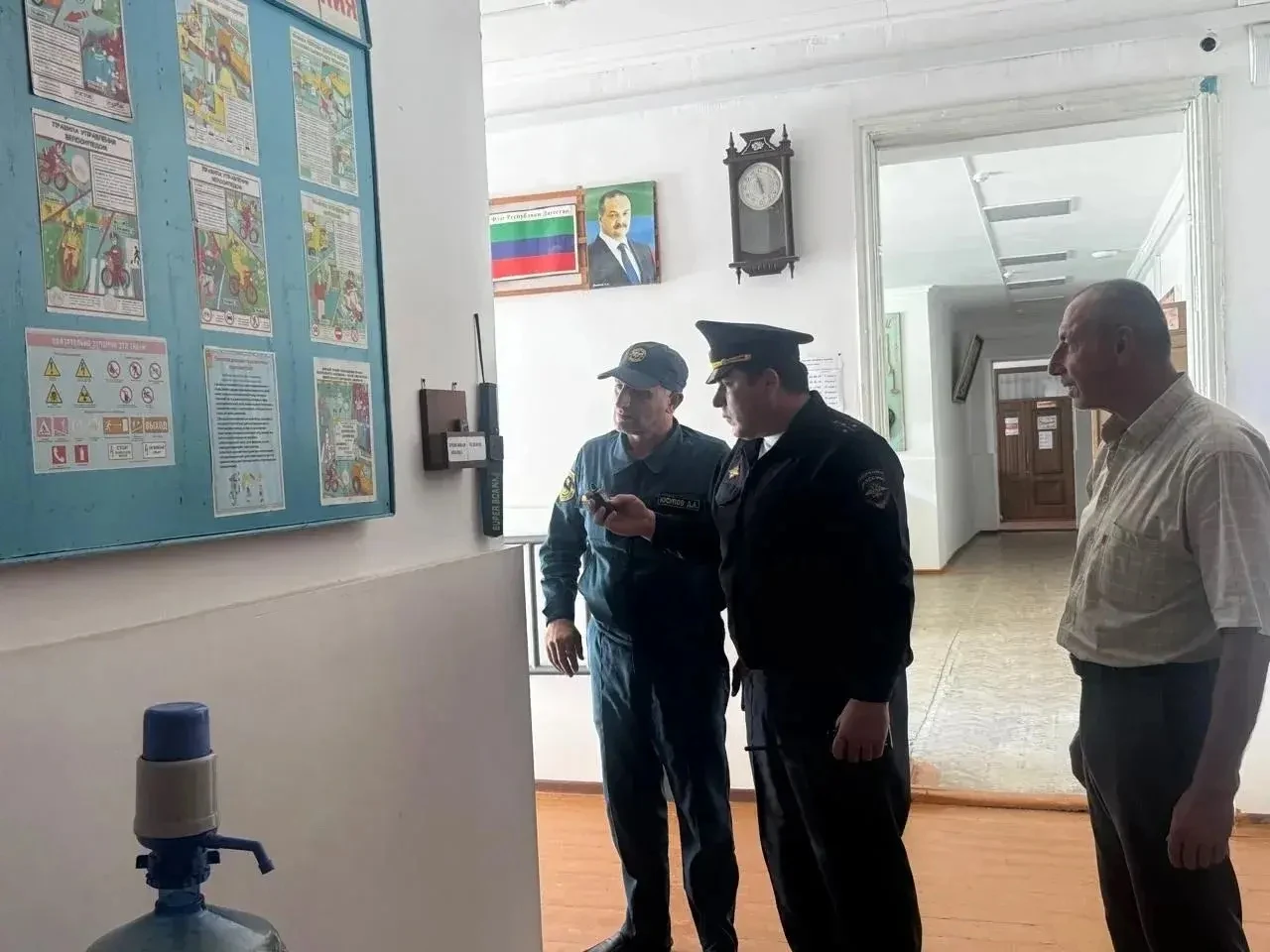 Инспекторы МЧС Дагестана проверяют противопожарную безопасность школ перед началом учебного года