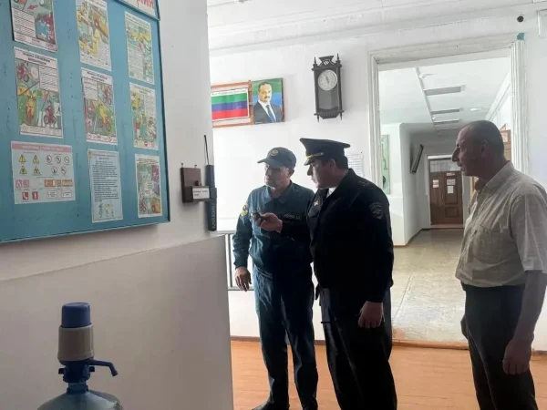 Инспекторы МЧС Дагестана проверяют противопожарную безопасность школ перед началом учебного года
