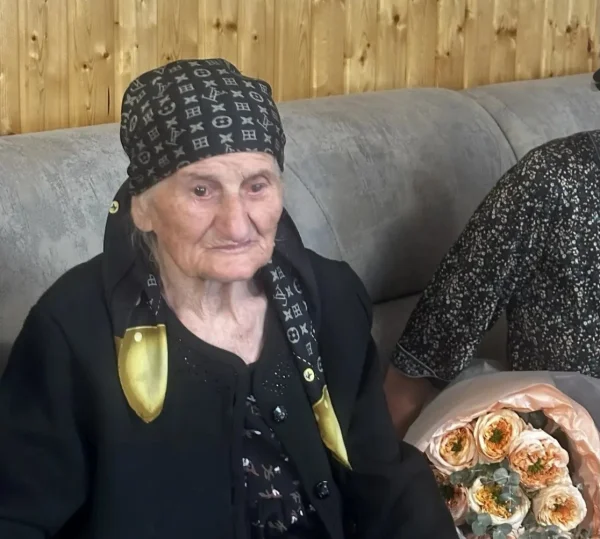 Глава Сулейман-Стальского района поздравил местную жительницу Гавизар Ярахмедову с вековым юбилеем