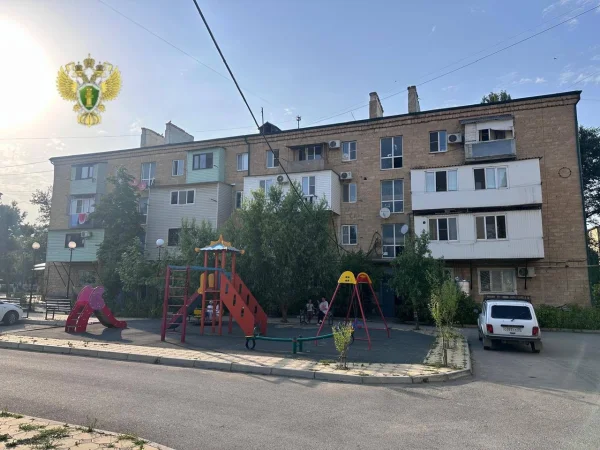 Прокуратура Избербаша добилась подвоза воды для ветерана труда и жильцов проблемного дома
