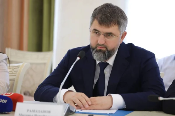 Магомед Рамазанов поздравил дагестанцев с Днем Конституции республики