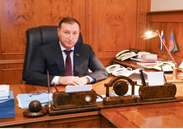 Заур Аскендеров поздравил ветеранов и жителей республики с Днем Победы