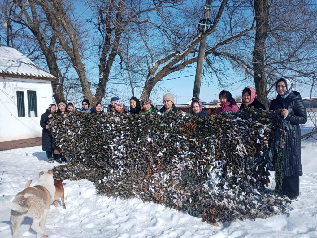 В Ногайском районе женщины плетут маскировочные сети