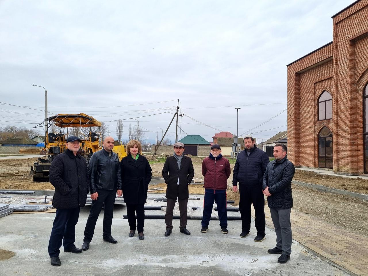 Депутаты-единороссы проверили благоустройство сквера в Махачкале