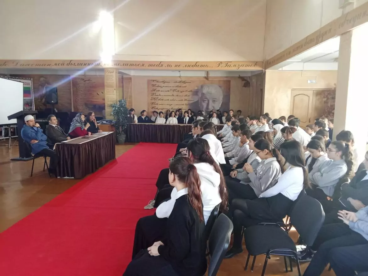 Школьники Махачкалы встретились с представителями Миннаца Дагестана