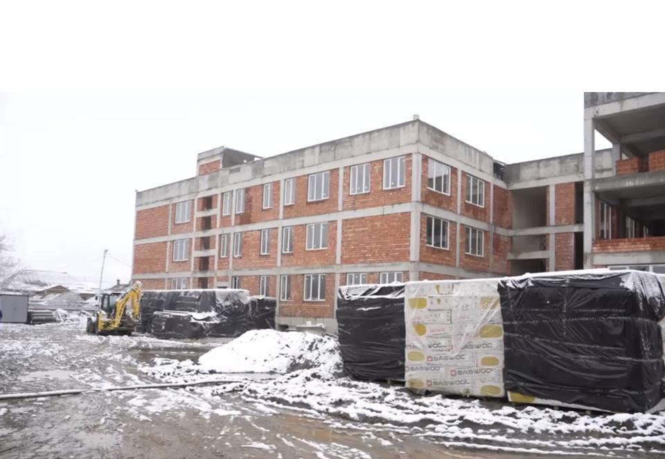 Сайгидпаша Умаханов проверил ход строительства новой школы в Хасавюрте