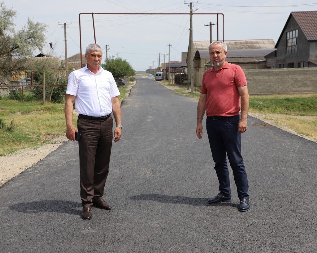 Глава Кизлярского района проинспектировал ход ремонтных работ на дорогах