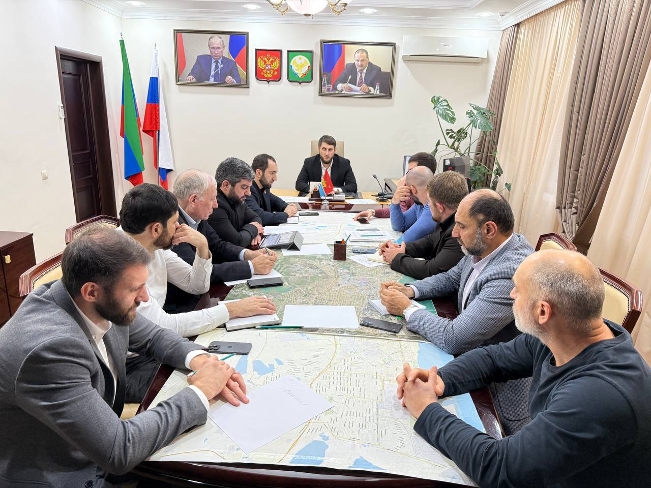 В Каспийске ускорят процесс по восстановлению дома, поврежденного дроном