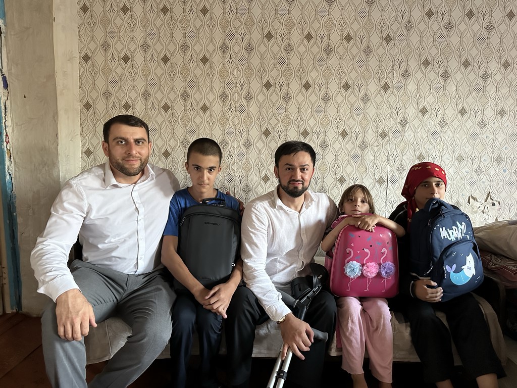 Единороссы Махачкалы приняли участие в акции «Собери ребенка в школу»