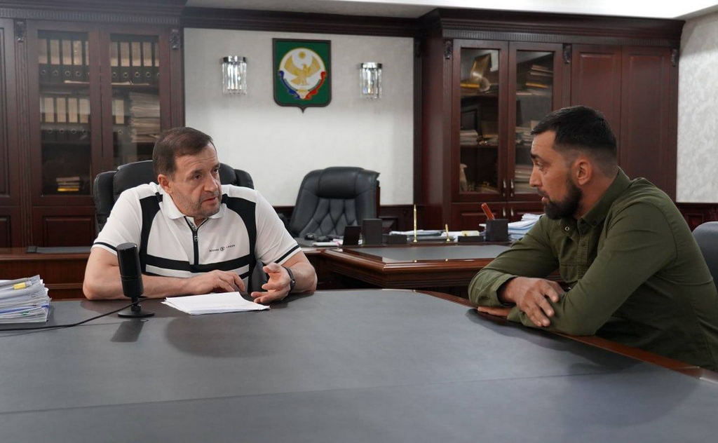 В рамках приема граждан глава Хасавюрта Корголи Корголиев встретился с ветераном СВО