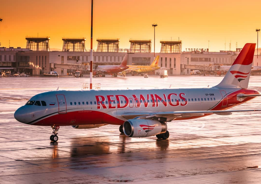 Red wings авиабилеты сайт. Аэробус а320 Red Wings. Ред Вингс самолеты. А320 ред Вингс. Red Wings a320 200.