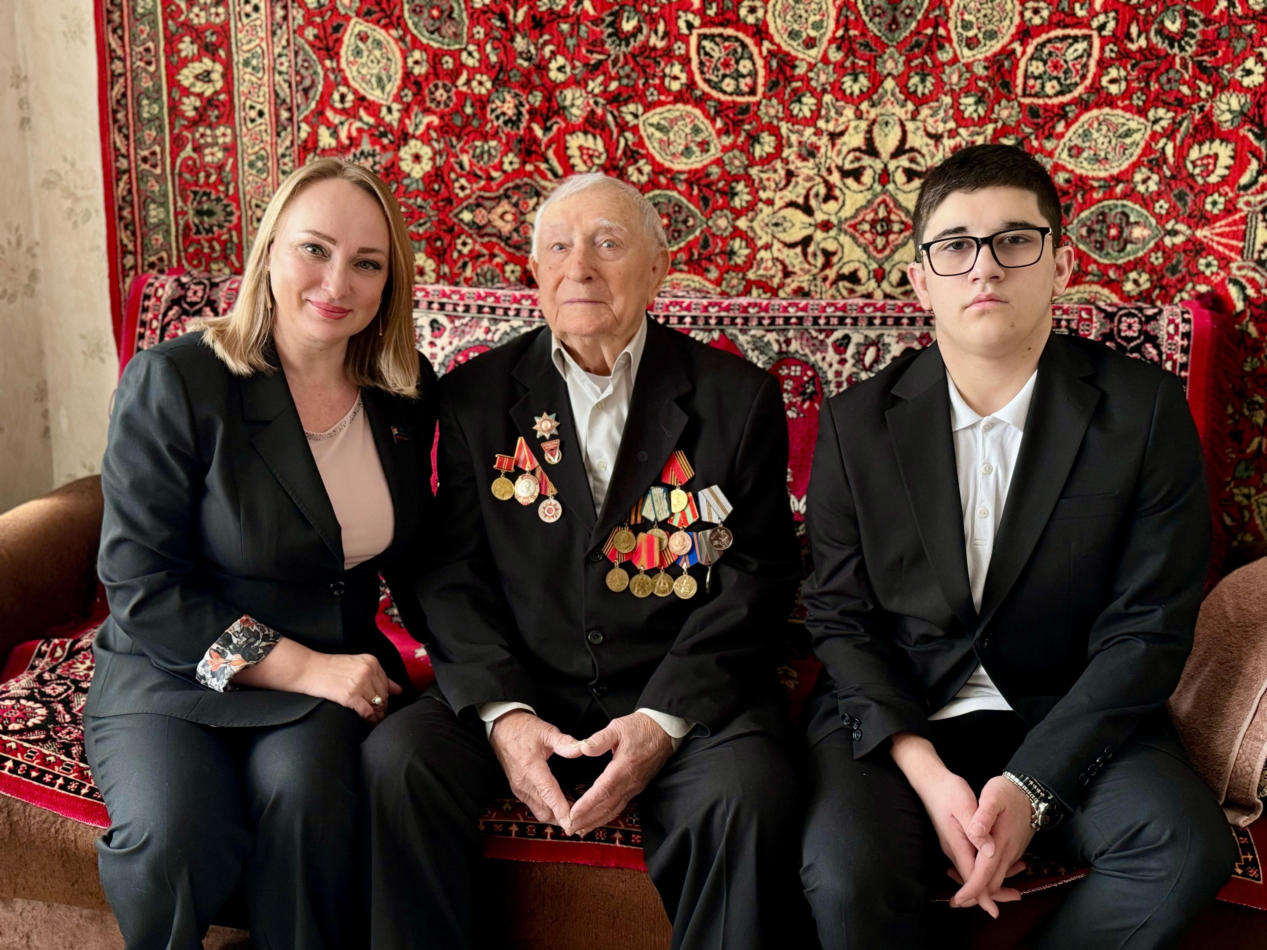 Единороссы навестили ветерана Великой Отечественной войны Юрия Петрухина