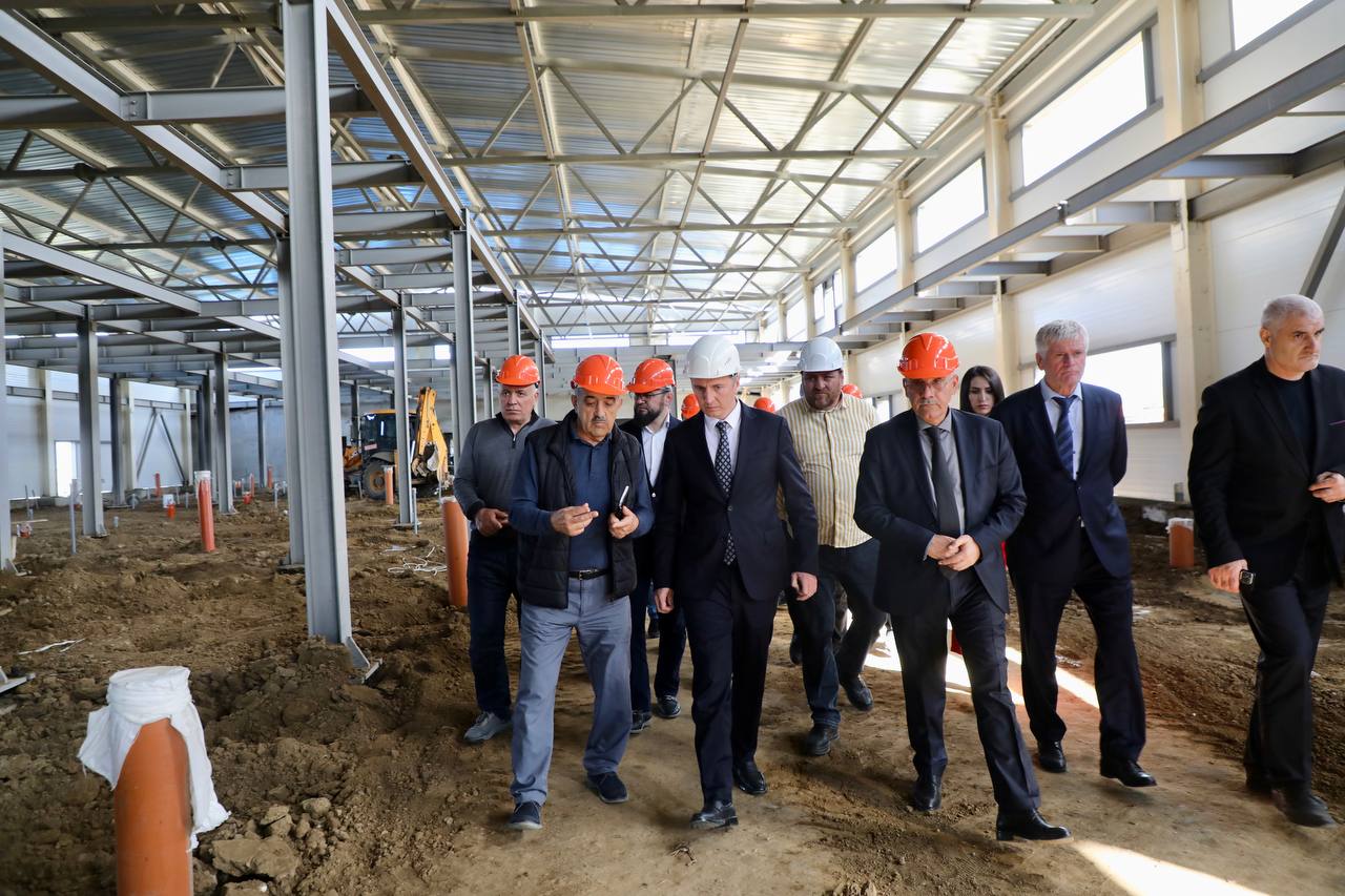 Максим Боровой посетил стройплощадку мясоперерабатывающего завода ООО «Дагмясо»