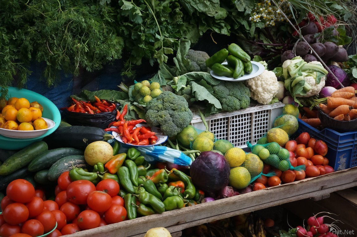 Овощи и фрукты являются источником. Овощи на рынке. Свежие овощи на рынке. Овощи на частном рынке. Ярмарка овощи фрукты.