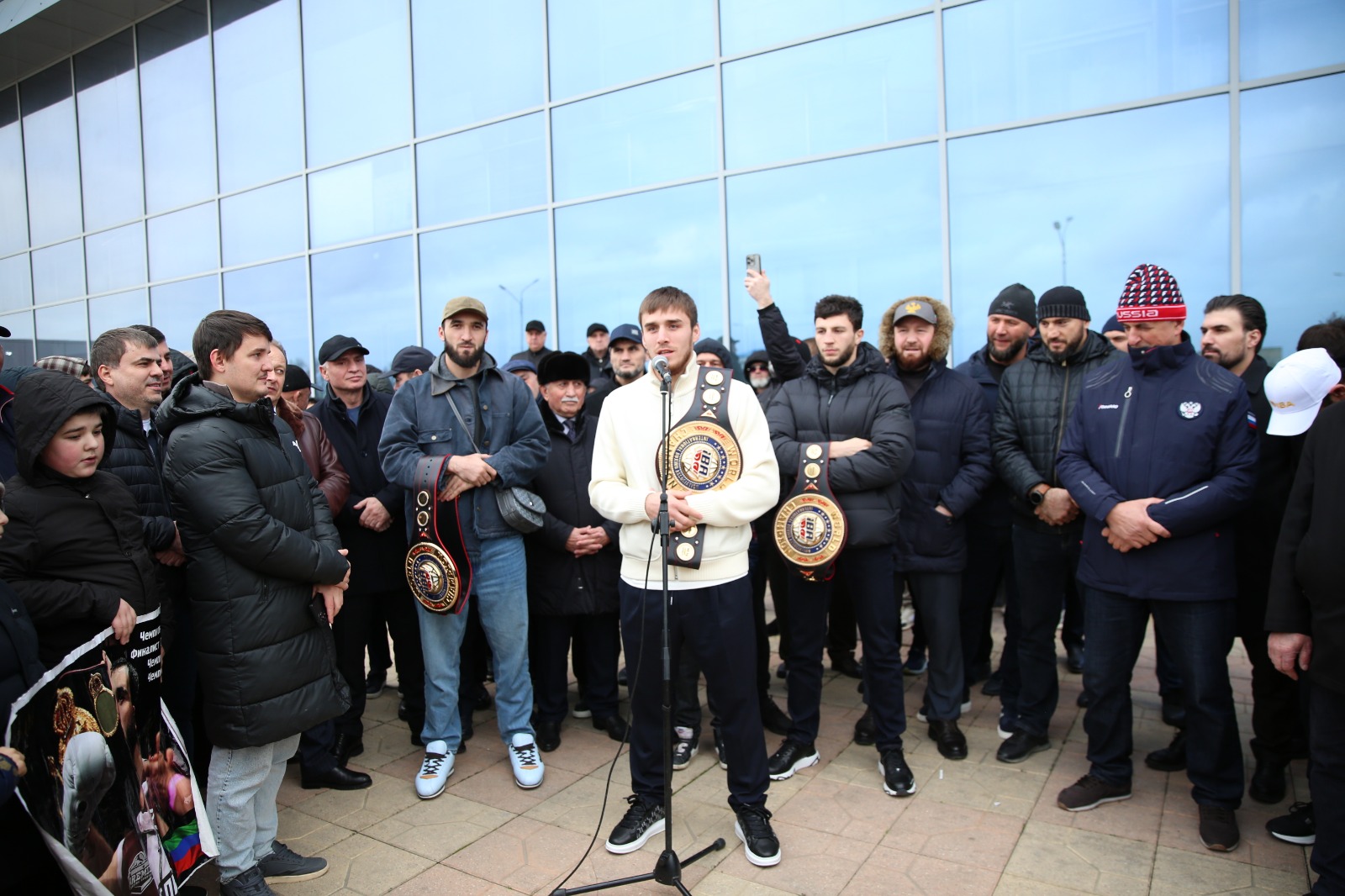 В аэропорту Махачкалы встретили чемпионов мира по боксу
