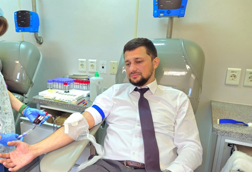 Врио главы Магарамкентского района Нариман Эфендиев поддержал донорскую акцию