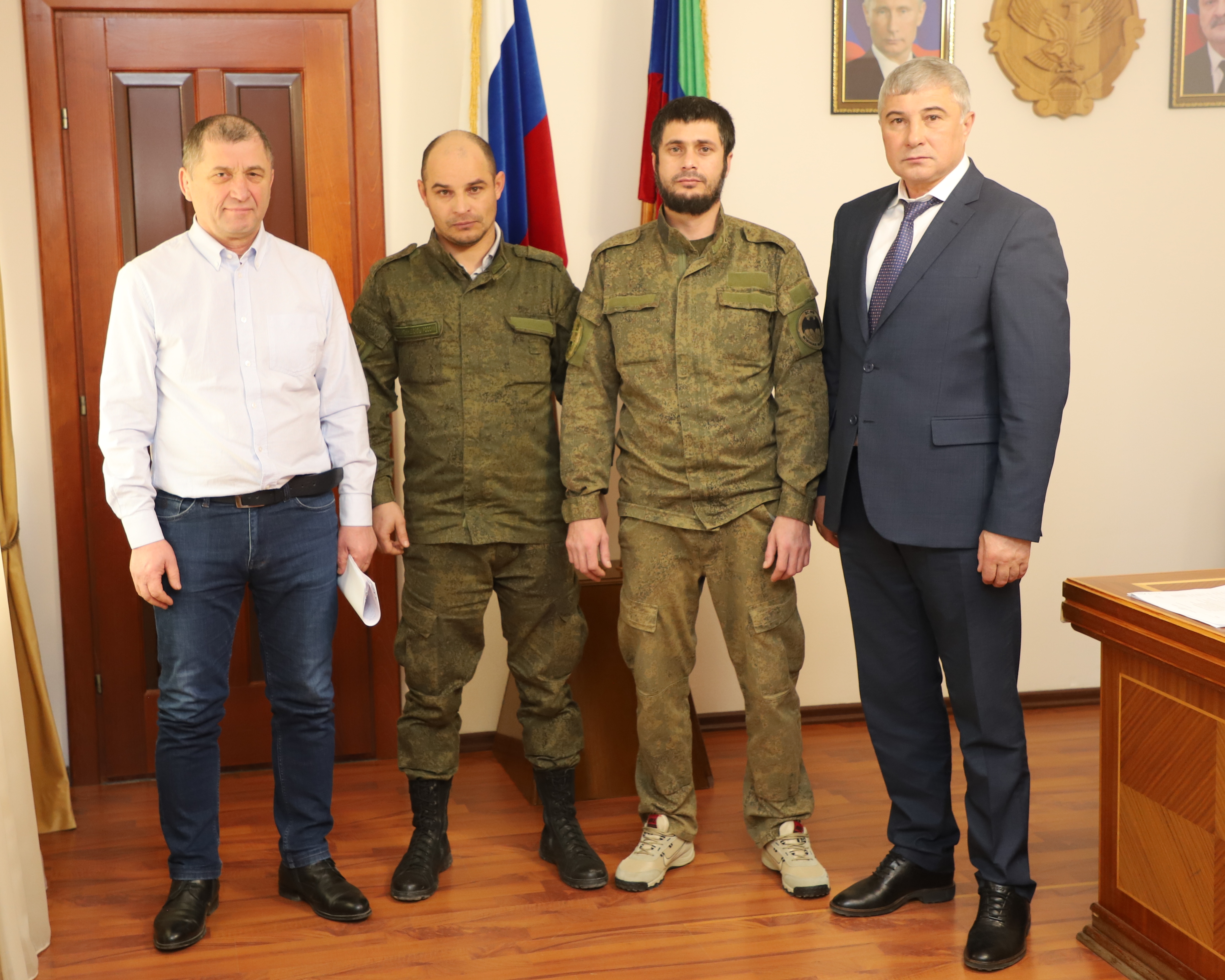 Глава Кизлярского района встретился с участниками СВО