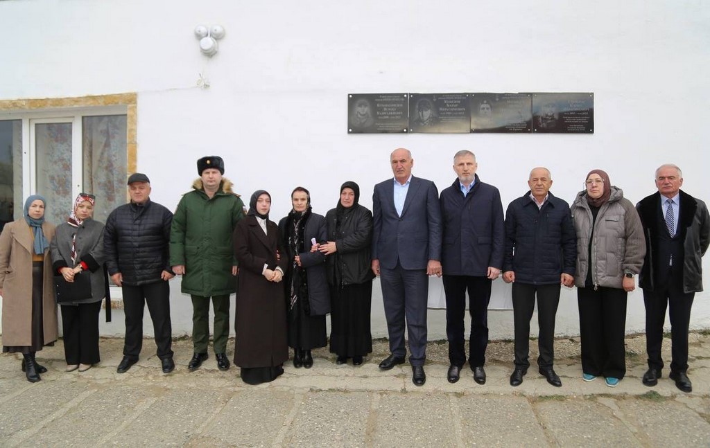 В Хунзахской школе открыли мемориальную доску кавалеру ордена Мужества
