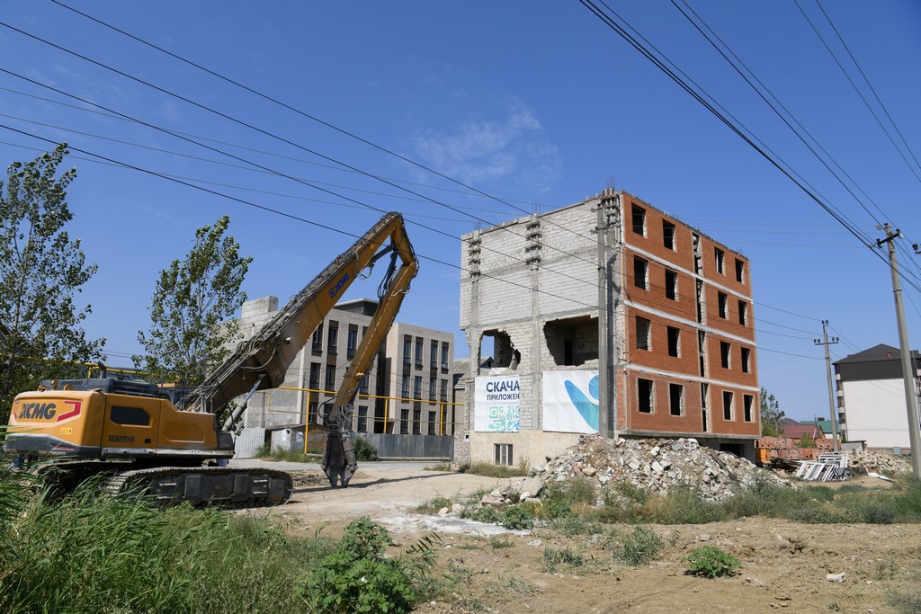 В Махачкале на улице 1-й Акгёльной сносится незаконно построенное многоэтажное здание