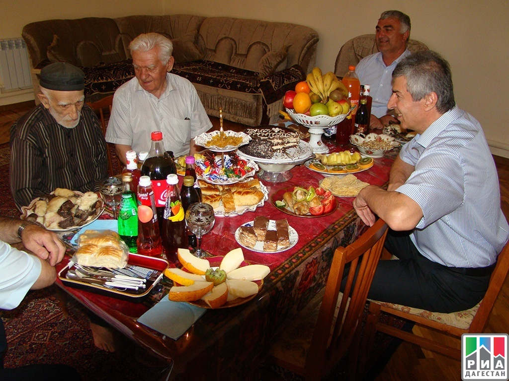 Стол на уразу. Дагестан застолье. Стол на Ураза байрам. Дагестан стол с едой. Праздничный стол на Ураза байрам в Дагестане.
