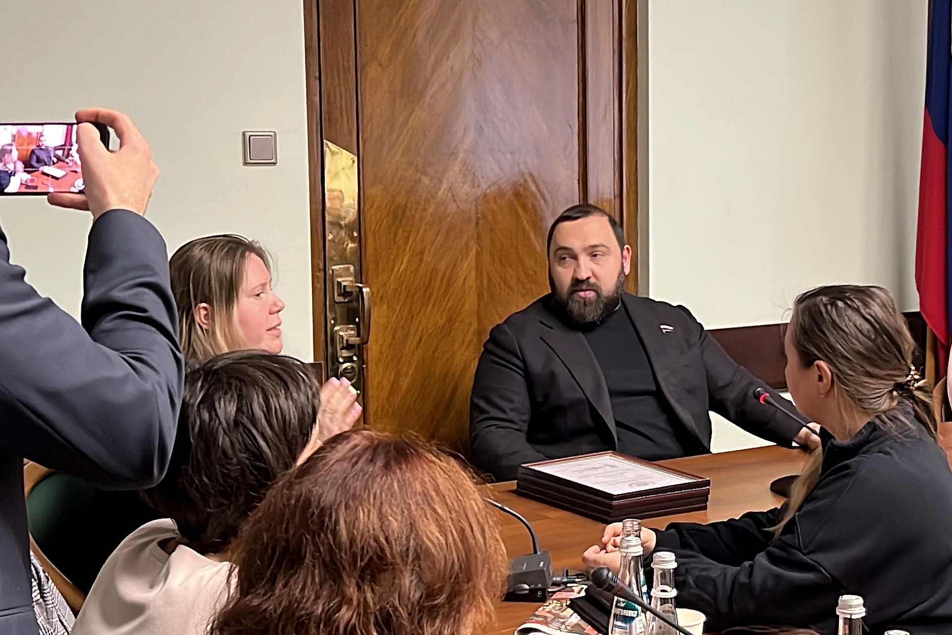 Султан Хамзаев провел встречу с мамами и женами участников СВО