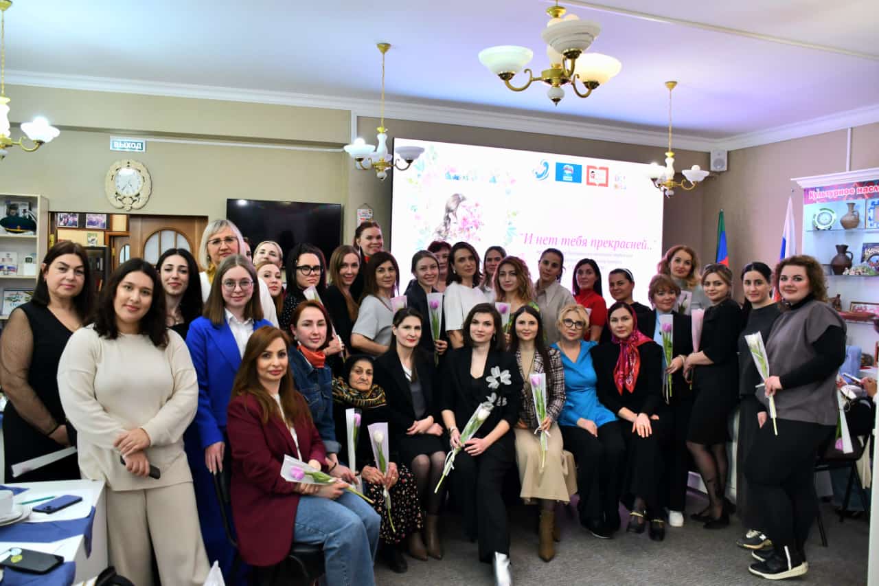 В Каспийске прошло арт-терапевтическое мероприятие для жён военнослужащих