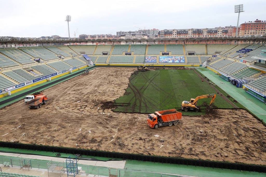 На «Анжи-Арене» меняют газон
