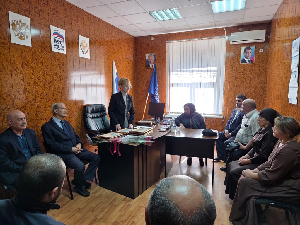 Асият Алиева поздравила с профессиональным праздником учителей Дербентского района