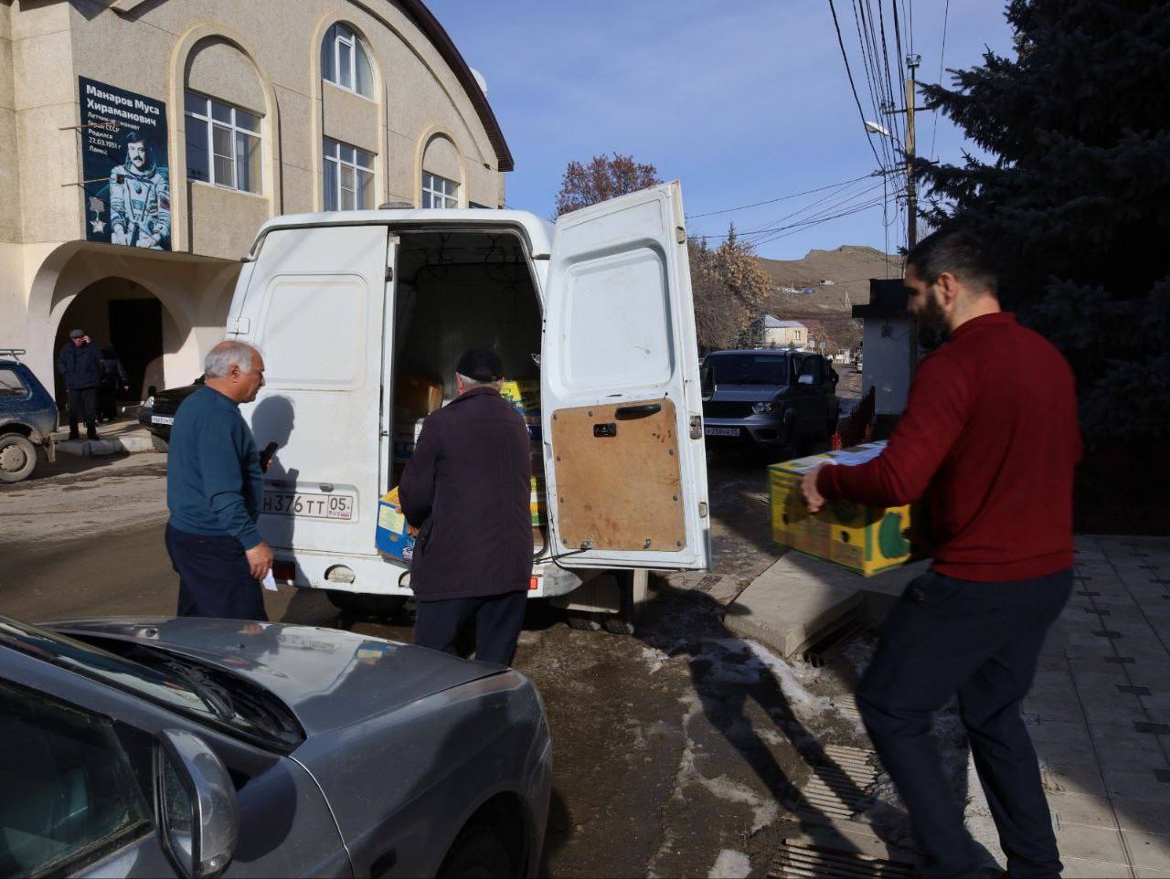 Школьники Лакского района собрали гуманитарную помощь для участников СВО