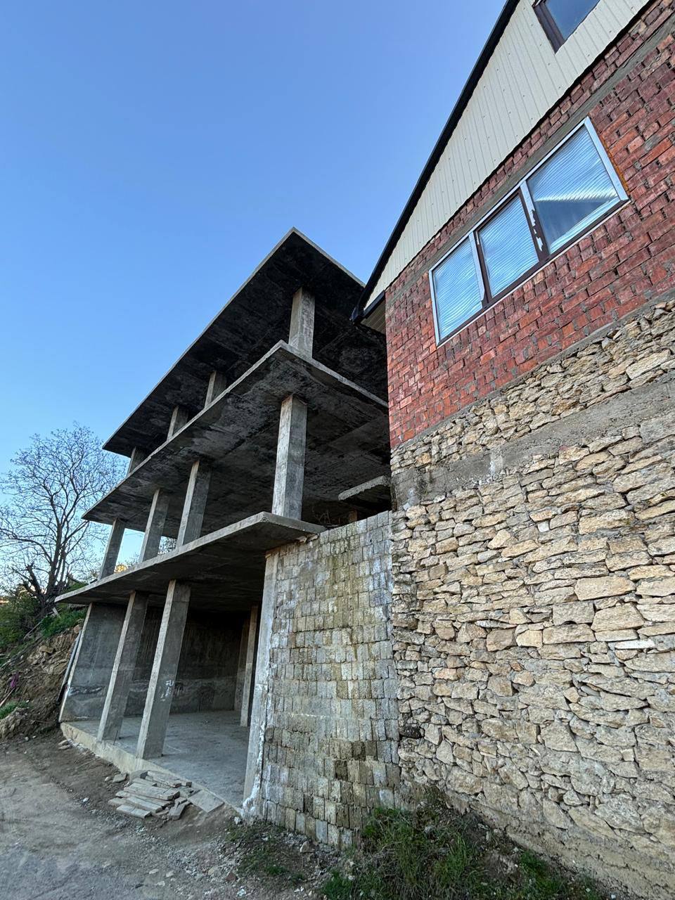 Власти Махачкалы в суде добились сноса небезопасного каркаса многоэтажного дома