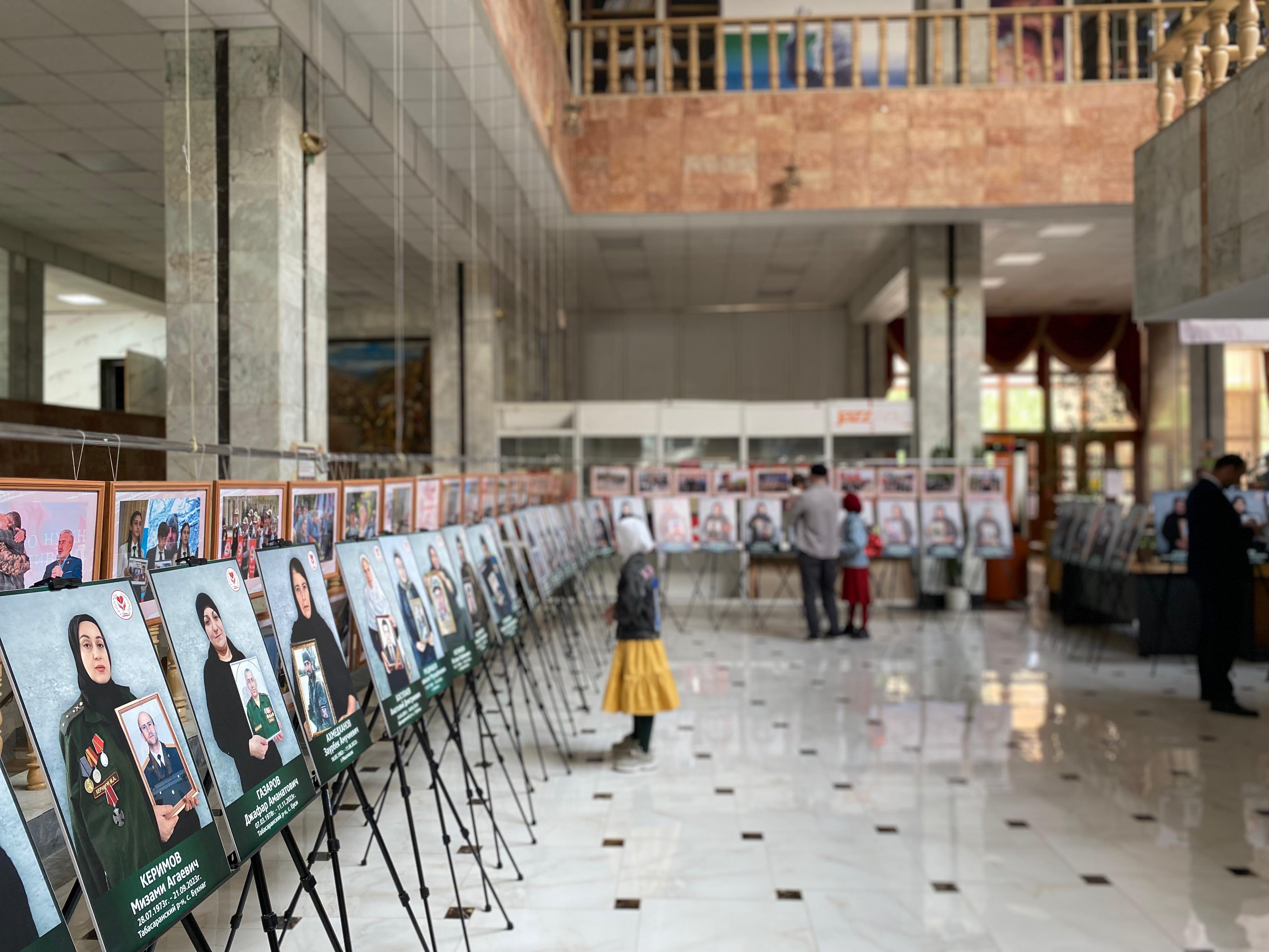 Выставка «Память сильнее времени», посвященная участникам СВО, открылась в Махачкале