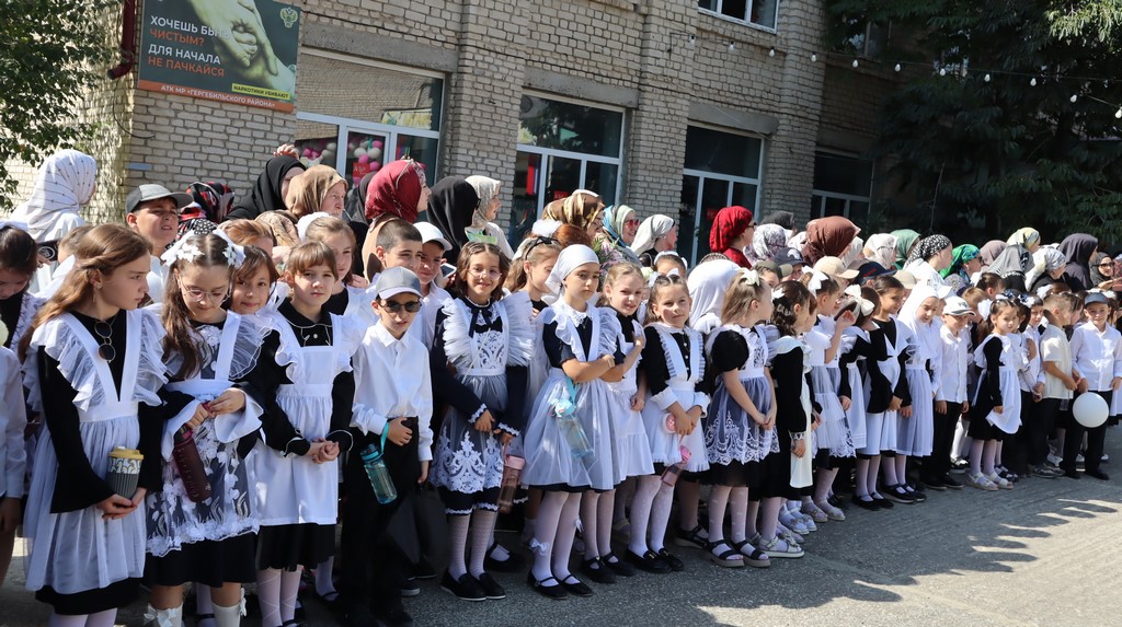 Глава Гергебильского района и депутат НС РД посетили линейку ко Дню знаний в школе №1