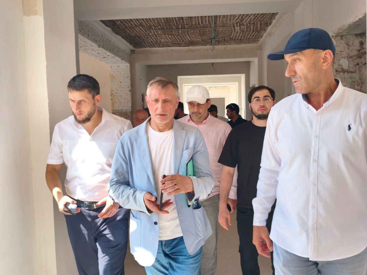 Представитель Министерства просвещения РФ проверил ход ремонта в школе №2 Каспийска